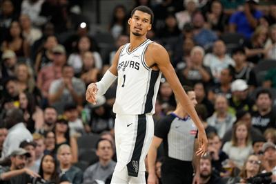 เวนบันยามะโชว์ความสามารถด้านร่างกายบล็อก 2 ช็อตในควอเตอร์แรก ขณะที่ เพลิแกน ทำได้เพียง 1 ครั้ง