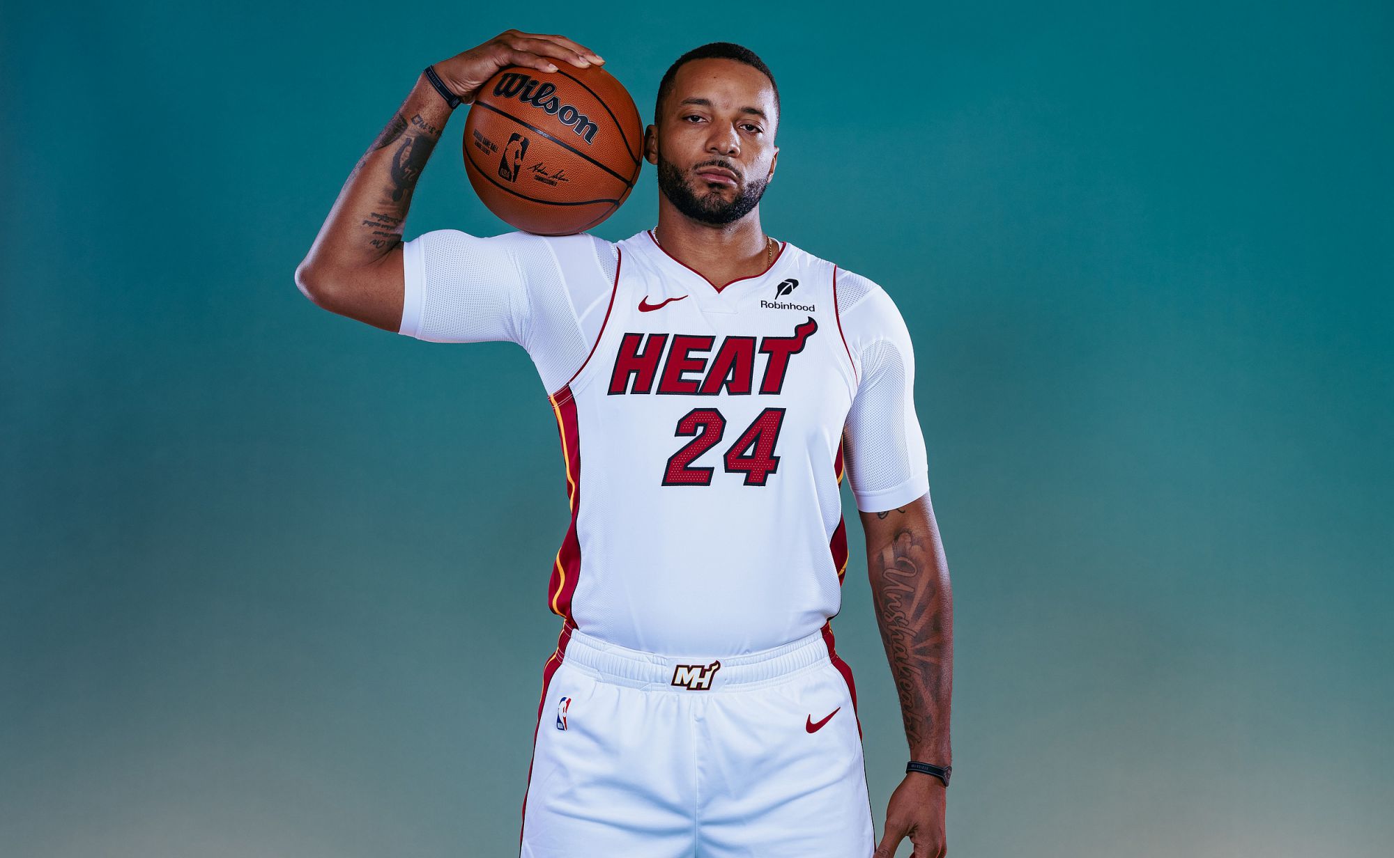 การควบคุมบอลร้อน! พาวเวลล์ทำคะแนน 17 คะแนนจาก 4 จาก 5 สามพอยน์เตอร์ในครึ่งแรก